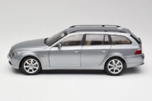 BMW 545i E61 Touring Gris Clair Kyosho 1:18 80430308414 Métal Moulé — image 4 sur 8