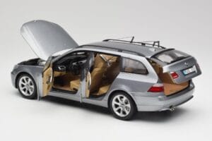 BMW 545i E61 Touring Gris Clair Kyosho 1:18 80430308414 Métal Moulé — image 5 sur 8