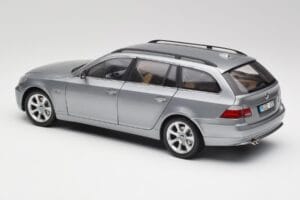 BMW 545i E61 Touring Gris Clair Kyosho 1:18 80430308414 Métal Moulé — image 7 sur 8