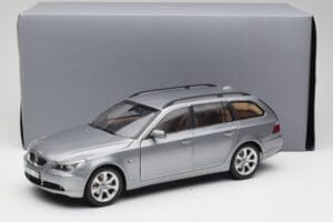 BMW 545i E61 Touring Gris Clair Kyosho 1:18 80430308414 Métal Moulé — image 8 sur 8