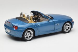 BMW Z4 E85 Maldives Blue Bburago 1:18 34046BLUE Métal Moulé — image 3 sur 8