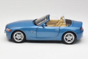 BMW Z4 E85 Maldives Blue Bburago 1:18 34046BLUE Métal Moulé — image 4 sur 8