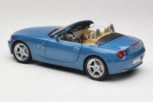 BMW Z4 E85 Maldives Blue Bburago 1:18 34046BLUE Métal Moulé — image 7 sur 8