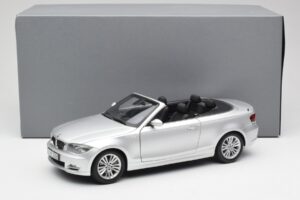 BMW 135i E88 Cabriolet Titan Argent Kyosho 1:18 80430427021 Métal Moulé — image 8 sur 8