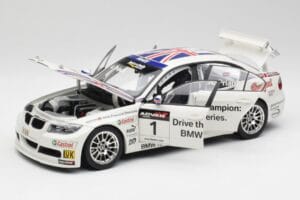 BMW E90 320si #1 A. Priaulx WTCC Champion 2006 Kyosho 1:18 80430429067 Métal Moulé — image 2 sur 8