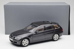 BMW 330i E91 Touring Gris Foncé Kyosho 1:18 80430394360 Métal Moulé — image 8 sur 8
