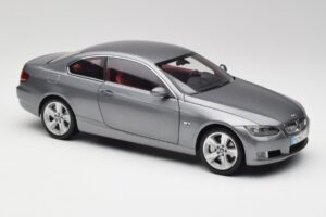 BMW 330i E92 Coupé Gris Métallisé Kyosho 1:18 80430407220 Métal Moulé — image 6 sur 8