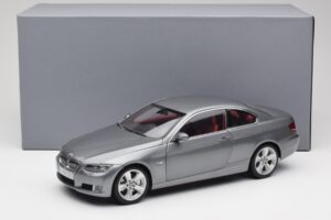 BMW 330i E92 Coupé Gris Métallisé Kyosho 1:18 80430407220 Métal Moulé — image 8 sur 8