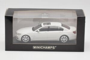BMW 750Li F02 Blanc Minichamps 1:43 80420445201 Métal Moulé — image 5 sur 5
