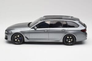 BMW G61 530e M Sport Touring Mineral Gris GT Spirit 1:18 GT485 Résine — image 3 sur 6