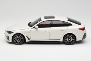 BMW i4 M50 G26 Alpine White Minichamps 1:18 110023011 Métal Moulé — image 4 sur 8