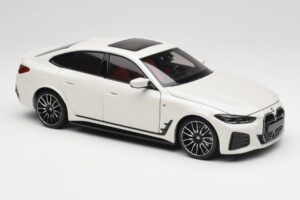 BMW i4 M50 G26 Alpine White Minichamps 1:18 110023011 Métal Moulé — image 6 sur 8
