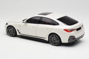 BMW i4 M50 G26 Alpine White Minichamps 1:18 110023011 Métal Moulé — image 7 sur 8