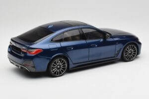 BMW i4 M50 G26 Portimao Blue Minichamps 1:18 110023012 Métal Moulé — image 3 sur 8