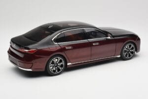 BMW i7 G70 Black & Red Metallic Minichamps 1:18 110023201 Métal Moulé — image 3 sur 8