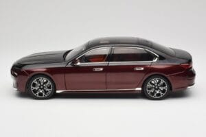 BMW i7 G70 Black & Red Metallic Minichamps 1:18 110023201 Métal Moulé — image 4 sur 8