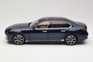 BMW i7 G70 Blue Metallic Minichamps 1:18 110023202 Métal Moulé — image 4 sur 8