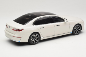 BMW i7 G70 White Metallic Minichamps 1:18 110023200 Métal Moulé — image 3 sur 8