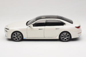 BMW i7 G70 White Metallic Minichamps 1:18 110023200 Métal Moulé — image 4 sur 8
