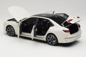 BMW i7 G70 White Metallic Minichamps 1:18 110023200 Métal Moulé — image 5 sur 8