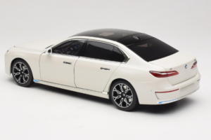 BMW i7 G70 White Metallic Minichamps 1:18 110023200 Métal Moulé — image 7 sur 8