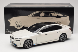 BMW i7 G70 White Metallic Minichamps 1:18 110023200 Métal Moulé — image 8 sur 8