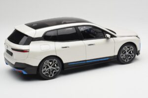 BMW iX Alpine White Minichamps 1:18 110023102 Métal Moulé — image 3 sur 8