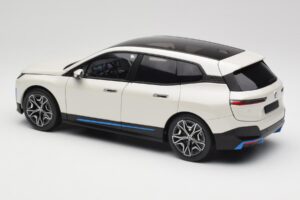 BMW iX Alpine White Minichamps 1:18 110023102 Métal Moulé — image 7 sur 8