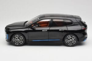 BMW iX Sapphire Black Minichamps 1:18 110023101 Métal Moulé — image 4 sur 8