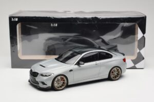 BMW M2 CS F87 Argent avec jantes dorées Minichamps 1:18 155021028 Métal Moulé — image 6 sur 6