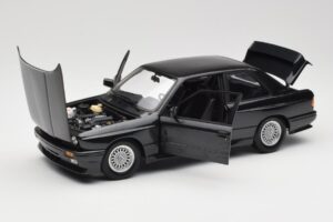 BMW M3 E30 Black Metallic Minichamps 1:18 180020306 Métal Moulé — image 2 sur 8