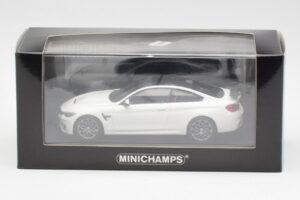 BMW M4 GTS F82 Blanc Avec Jantes Grises Minichamps 1:43 410025221 Métal Moulé — image 4 sur 4