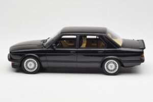 BMW M5 E28 Diamond Noir Otto 1:18 OT184 Résine — image 3 sur 6
