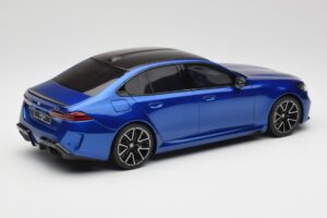 BMW M5 G90 Marina Bay Blue Metallic GT Spirit 1:18 GT507 Résine — image 2 sur 6
