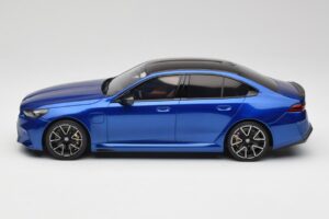 BMW M5 G90 Marina Bay Blue Metallic GT Spirit 1:18 GT507 Résine — image 3 sur 6