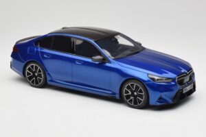 BMW M5 G90 Marina Bay Blue Metallic GT Spirit 1:18 GT507 Résine — image 4 sur 6