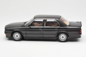 BMW M535i E28 Diamond Noir AUTOart 1:18 75162 Métal Moulé — image 4 sur 8