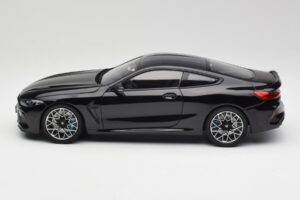 BMW M8 F92 Noir Saphir Minichamps 1:18 110029021 Métal Moulé — image 4 sur 8