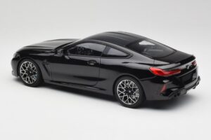 BMW M8 F92 Noir Saphir Minichamps 1:18 110029021 Métal Moulé — image 7 sur 8