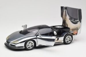 BMW Nazca M12 Chrome Silver Revell 1:18 08916 Métal Moulé — image 2 sur 8
