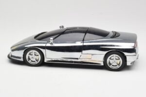 BMW Nazca M12 Chrome Silver Revell 1:18 08916 Métal Moulé — image 4 sur 8
