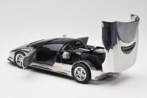BMW Nazca M12 Chrome Silver Revell 1:18 08916 Métal Moulé — image 5 sur 8