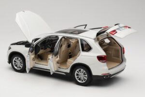 BMW X5 E70 Alpine White Paragon 1:18 PA-97073 Métal Moulé — image 5 sur 8