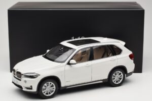 BMW X5 E70 Alpine White Paragon 1:18 PA-97073 Métal Moulé — image 8 sur 8
