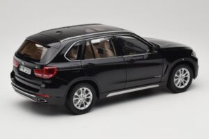 BMW X5 E70 Sapphire Black Paragon 1:18 PA-97071 Métal Moulé — image 3 sur 8