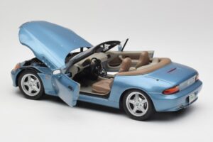 BMW Z3 E36/7 James Bond Goldeneye Bleu Métallisé UT Models 1:18 180024336 Métal Moulé — image 5 sur 8