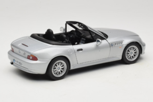 BMW Z3 Roadster 1.8 Argent Édition Concessionnaire UT Models 1:18 80439411712 Métal Moulé — image 3 sur 8