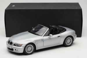 BMW Z3 Roadster 1.8 Argent Édition Concessionnaire UT Models 1:18 80439411712 Métal Moulé — image 8 sur 8