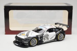 BMW Z4 #676 H. Stuck / J. Hennerici / D. Hurtgen Team Schubert Nürburgring 24 Hours 2006 AUTOart 1:18 80649 Métal Moulé — image 6 sur 6