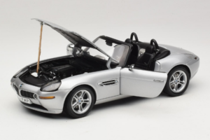 BMW Z8 Argent 007 The World Is Not Enough AUTOart 1:18 70511 Métal Moulé — image 2 sur 8